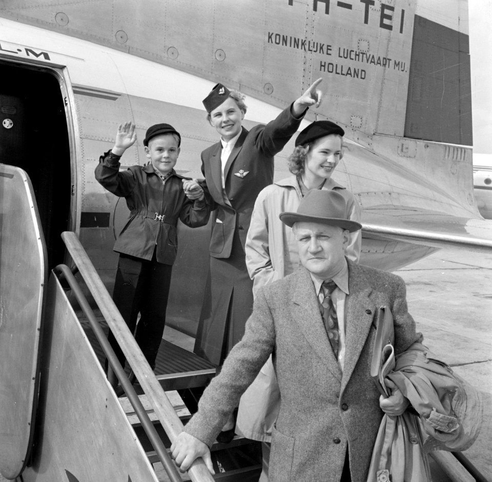 Reizigers verlaten via de trap het KLM passagiersvliegtuig de Convair C-240-4 me, Bestanddeelnr 252-1237