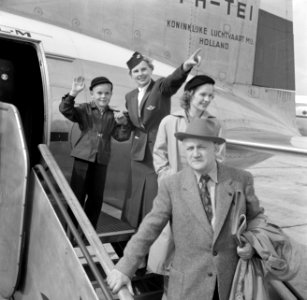 Reizigers verlaten via de trap het KLM passagiersvliegtuig de Convair C-240-4 me, Bestanddeelnr 252-1237
