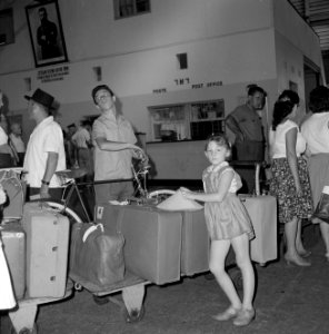 Reizigers wachten met bagage (inclusief fiets) in een rij voor de douane binneni, Bestanddeelnr 255-2195