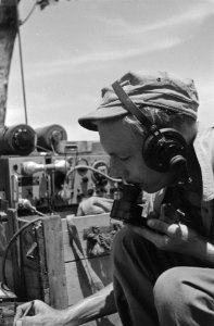Reksosari soldaat Belmer uit Amsterdam van 2-2 RVA, die radiotelefonische verbi, Bestanddeelnr 3785