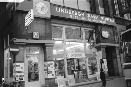 Reisbureau Lindbergh is overgenomen Lindbergh bureau Damrak, Amsterdam exterieu, Bestanddeelnr 925-2786