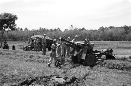 Reksosari 2-2 RVA in actie. Na het commando houdt op vuren wordt het veldgesc, Bestanddeelnr 3793