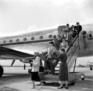 Reizigers verlaten via de trap het KLM passagiersvliegtuig de Convair C-240-4 me, Bestanddeelnr 252-1239