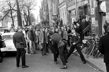 Rel op Prinsengracht, agenten ranselen jongen af, Bestanddeelnr 918-9355
