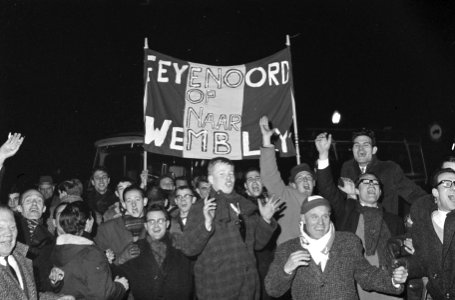 Reims tegen Feijenoord. Europa Cup . Supporters met spandoeken, Bestanddeelnr 914-8004