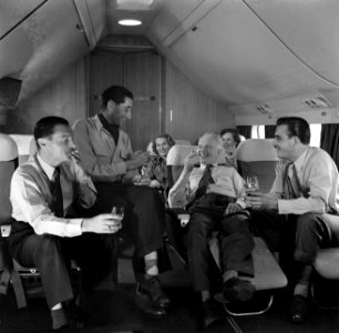 Reizigers ontspannen zich aan boord van een KLM passagiersvliegtuig, Bestanddeelnr 252-1240