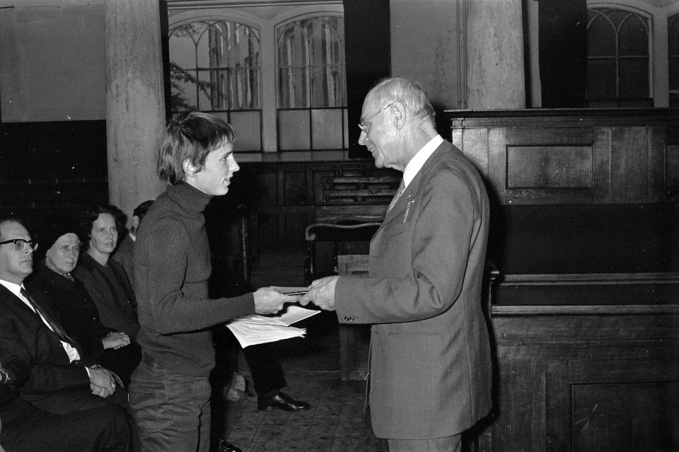 Reina Prinsen Geerligsprijs uitgereikt aan dichter Willem Jan Otten (links) door, Bestanddeelnr 926-0499