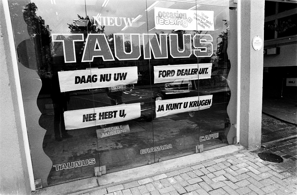 Reklameteksten op ruit auto dealer, Bestanddeelnr 930-9107