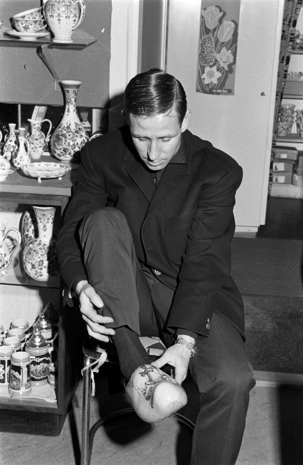 Reims in Rotterdam, Raymond Kopa past een paar hollands klompen in souvenirzaak, Bestanddeelnr 914-9167