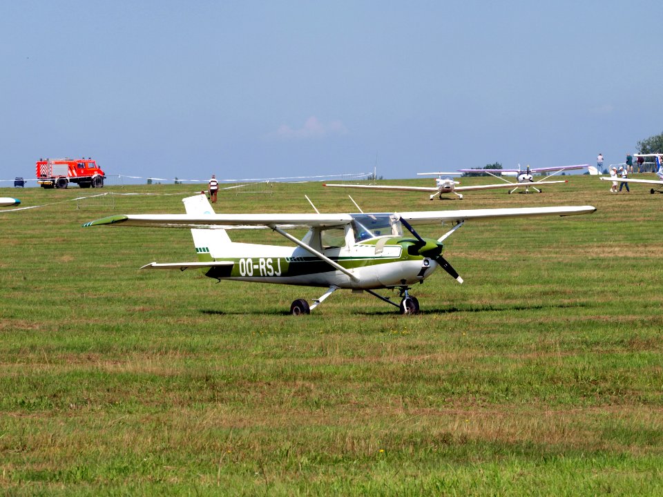 Reims Cessna FA152L
