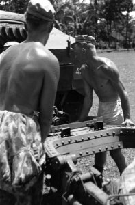 Reksosari 2-2 RVA in actie. Na het commando houdt op vuren wordt het stuk ges, Bestanddeelnr 3791