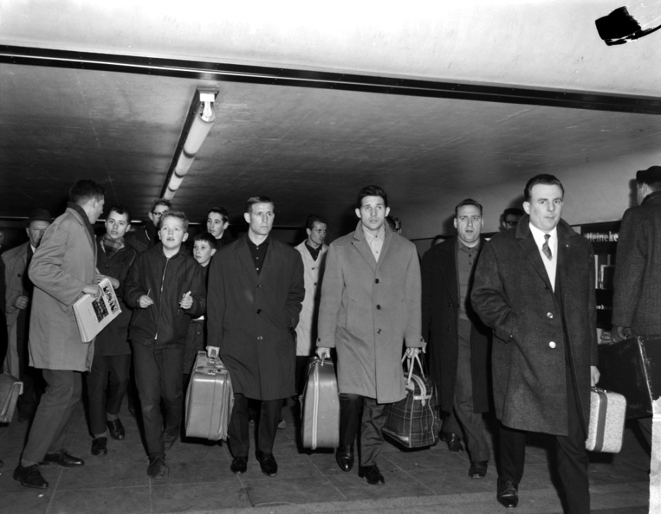 Reims in Rotterdam, aankomst elftal, links Kopa met lichte jas Colonna, Bestanddeelnr 914-9158