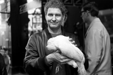 Rel op Prinsengracht, Jan Wolkers met kip, Bestanddeelnr 918-9359
