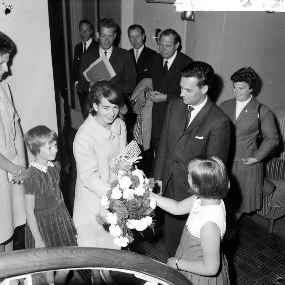 Regine Heitzer zal Oostenrijkweek openen, aankomst in Hotel Polen waar zij bloem, Bestanddeelnr 916-5562