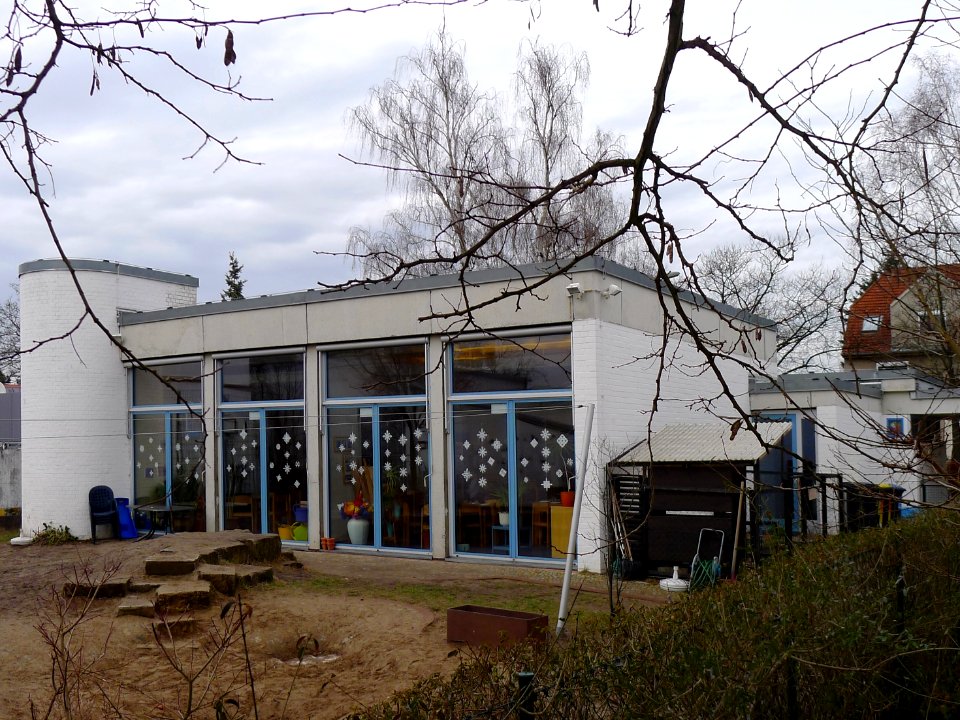 Regina Mundi (Waidmannslust) Gartenseite