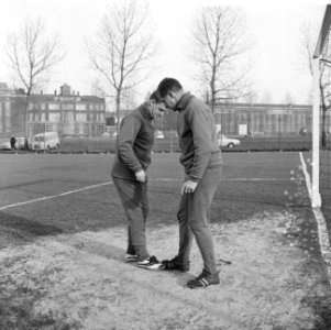 Reinier Krijemaat traint, hier onder handen genomen door trainer Kment, Bestanddeelnr 918-6595