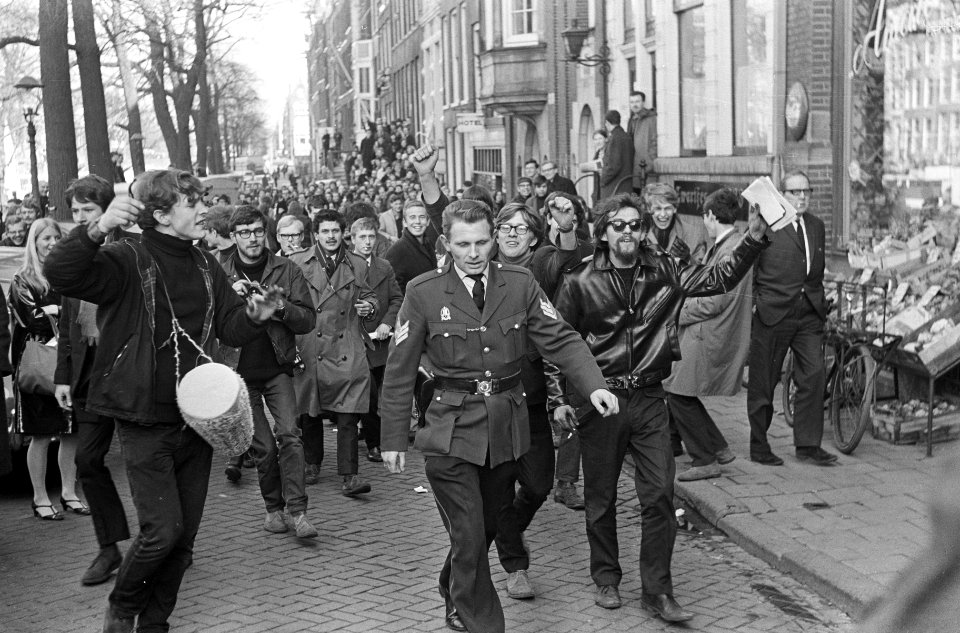 Rel op Prinsengracht, agent wordt achtervolgd door joelende provo's, Bestanddeelnr 918-9358