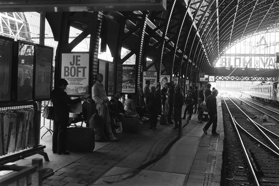 Reizigers wachten op de trein op het Centraal Station in Amsterdam, Bestanddeelnr 932-7373