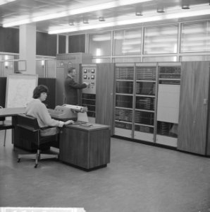 Rekenmachine voor Delftse Technische Hogeschool zal minister Bot in gebruik stel, Bestanddeelnr 915-9495