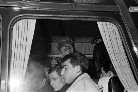 Reims in Rotterdam, links Kopa rechts keeper Barreau in de bus op weg naar het h, Bestanddeelnr 914-9169