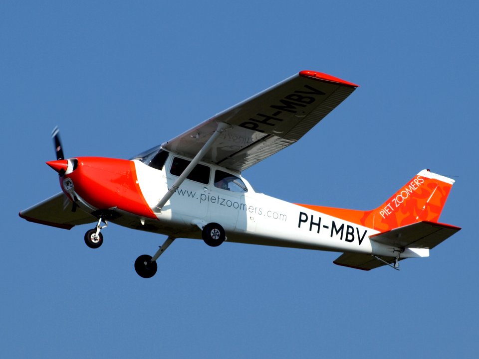Reims F172N Skyhawk 100 PH-MBV over Teuge 07March2009