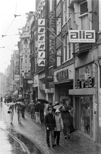 Reisbureaus in de Leidsestraat in Amsterdam in de regen, 1981, Bestanddeelnr 931-5723