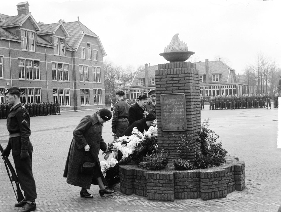 Regiment Teckentroep Kromboutkazerne militairen krans voor nabestaanden, Bestanddeelnr 904-4453