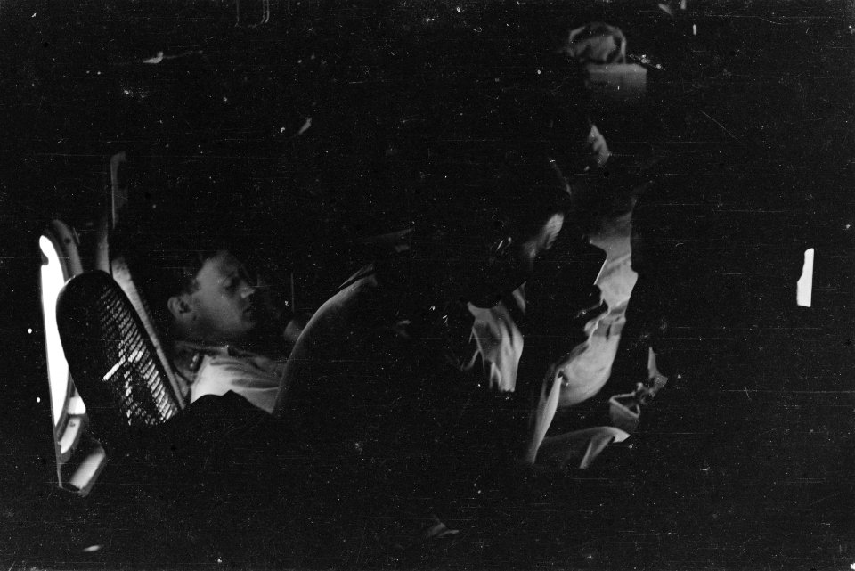 Reis Medan-Padang interieur Mitchell B-25 met fotograferende militair, Bestanddeelnr 4910