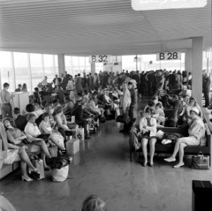 Reizigers op Schiphol moeten wachten in verband met stiptheidsacties van de verk, Bestanddeelnr 922-5804