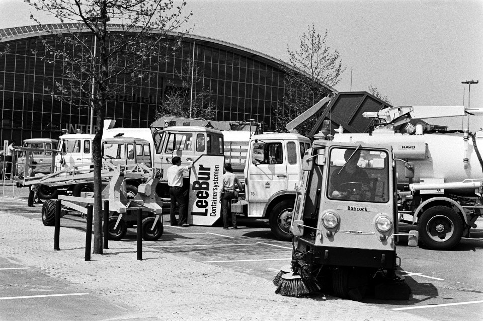 Reimato, vakbeurs voor gemeentereiniging en vuilverwerking in Amsterdamse RAI, aantal vuilnis en reinigingswagens, Bestanddeelnr 931-4786