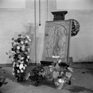 Reliëf van Karel I staand op een schildersezel, omringd door bloemstukken, Bestanddeelnr 255-8560