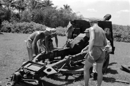 Reksosari 2-2 RVA in actie Na het commando houdt op vuren wordt het stuk ges, Bestanddeelnr 3790