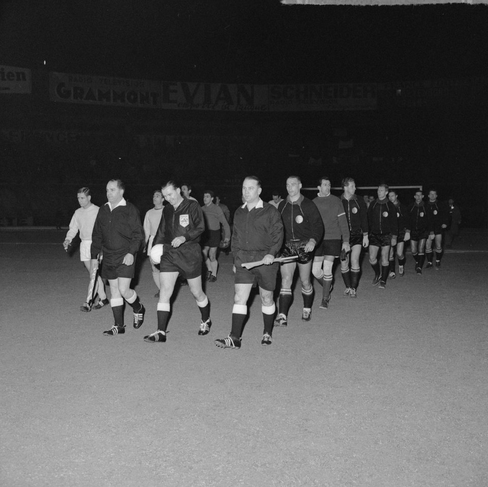 Reims tegen Feijenoord. Europa Cup . De beide elftallen komen op, Bestanddeelnr 914-7999