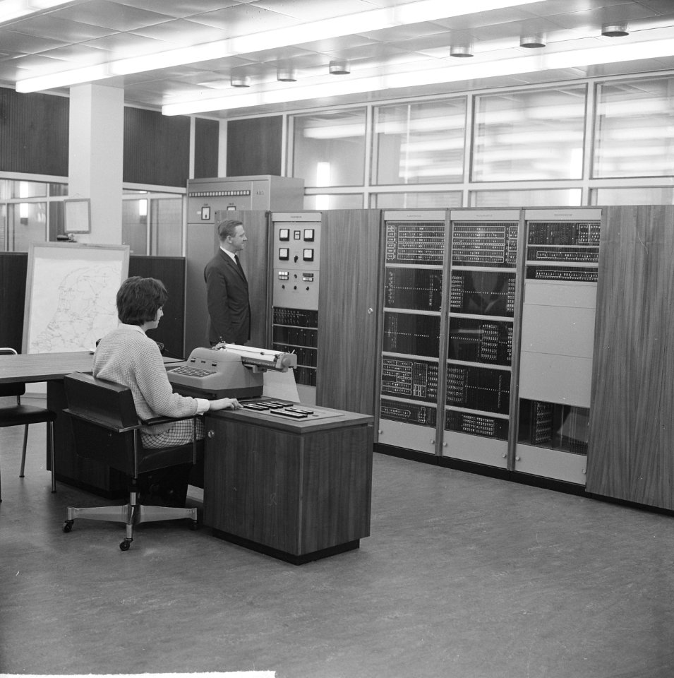 Rekenmachine voor Delftse Technische Hogeschool zal minister Bot in gebruik stel, Bestanddeelnr 915-9497