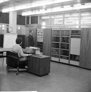 Rekenmachine voor Delftse Technische Hogeschool zal minister Bot in gebruik stel, Bestanddeelnr 915-9497