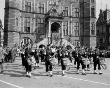 Regiment Limburgse jagers in nieuwe gala-uniformen in Venlo, Bestanddeelnr 908-4801