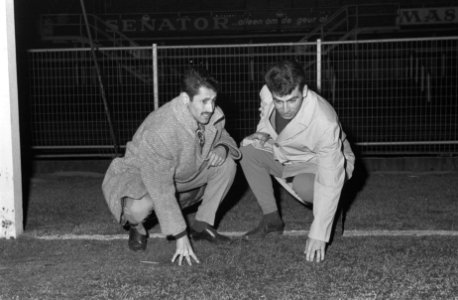 Reims in Rotterdam, Akesloi en keeper Barreau bekijken het veld, Bestanddeelnr 914-9168