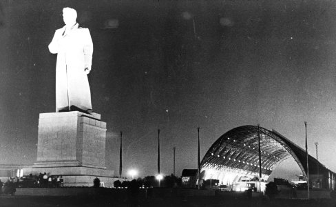 Reis naar Rusland Standbeeld van Stalin bij de Zeppelinhal, Bestanddeelnr 195-0139