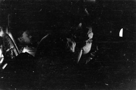 Reis Medan-Padang interieur Mitchell B-25 met fotograferende militair, Bestanddeelnr 4909
