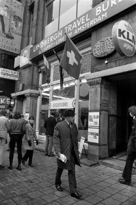 Reisbureau Lindbergh in moeilijkheden Amsterdam, exterieur kantoor op Damrak, Bestanddeelnr 925-0981