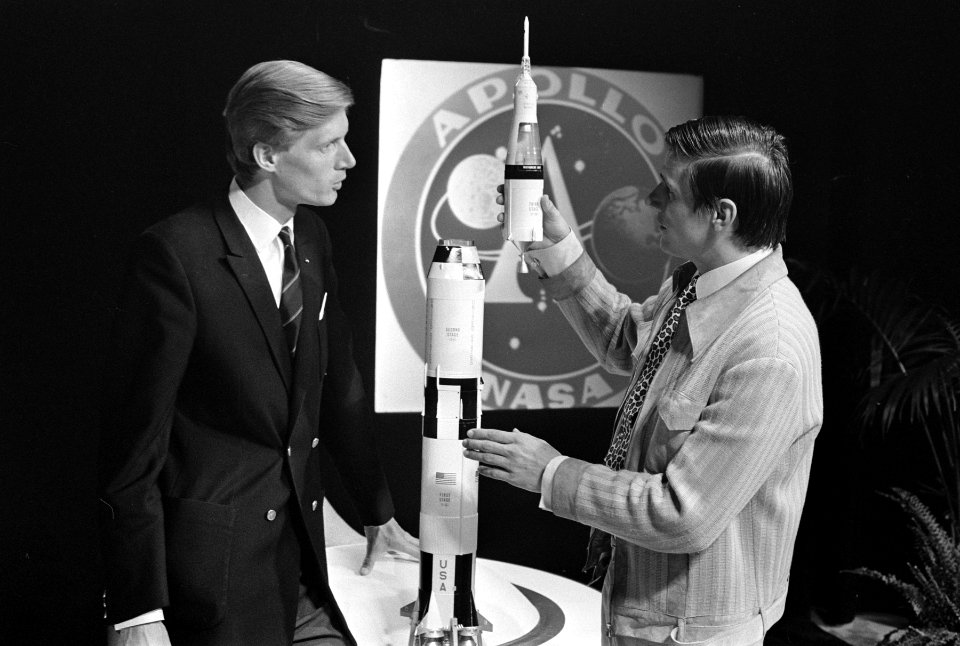 Regisseur Rudolf Spoor (links) en presentator Henk Terlingen met een model van d, Bestanddeelnr 922-6259