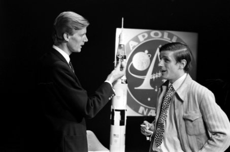 Regisseur Rudolf Spoor (links) en presentator Henk Terlingen bij een model van d, Bestanddeelnr 922-6260