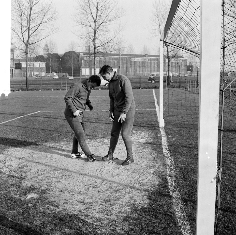 Reinier Krijemaat traint, hier onder handen genomen door trainer Kment, Bestanddeelnr 918-6597