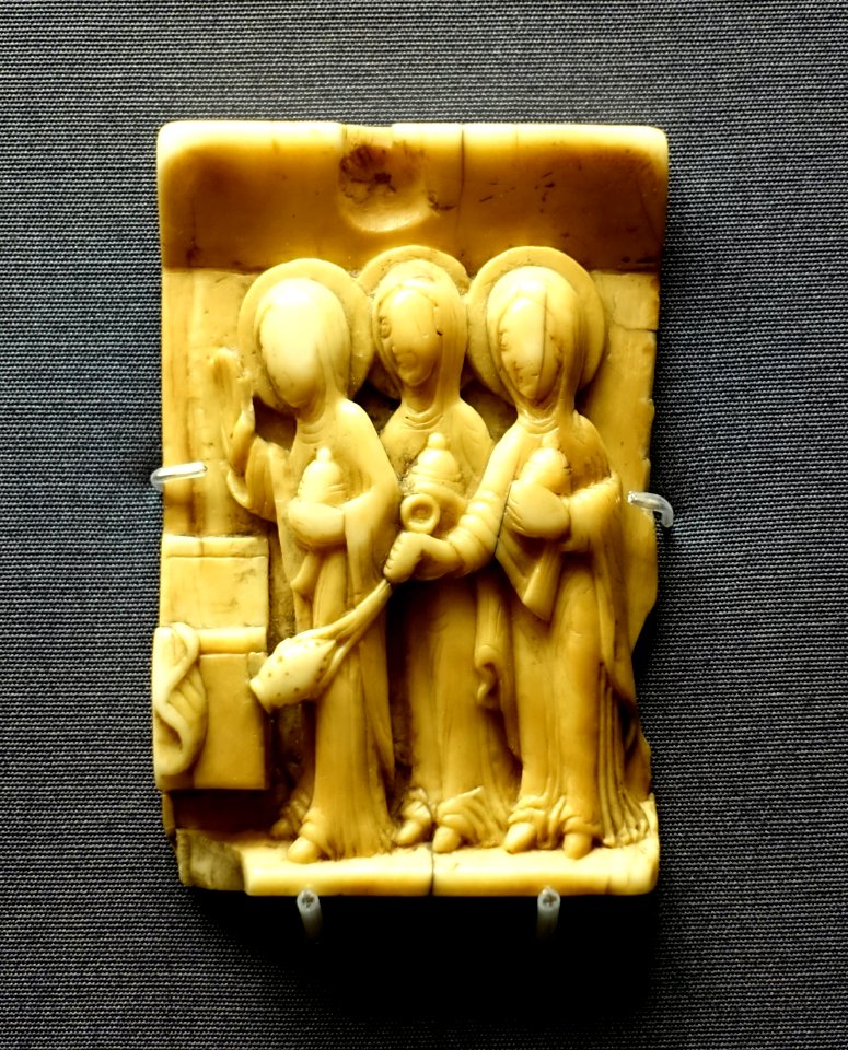 Relief plaque with the Three Marys at the Sepulchre, Cologne, mid 11th century, walrus ivory - Museum Schnütgen - Cologne, Germany - DSC00141