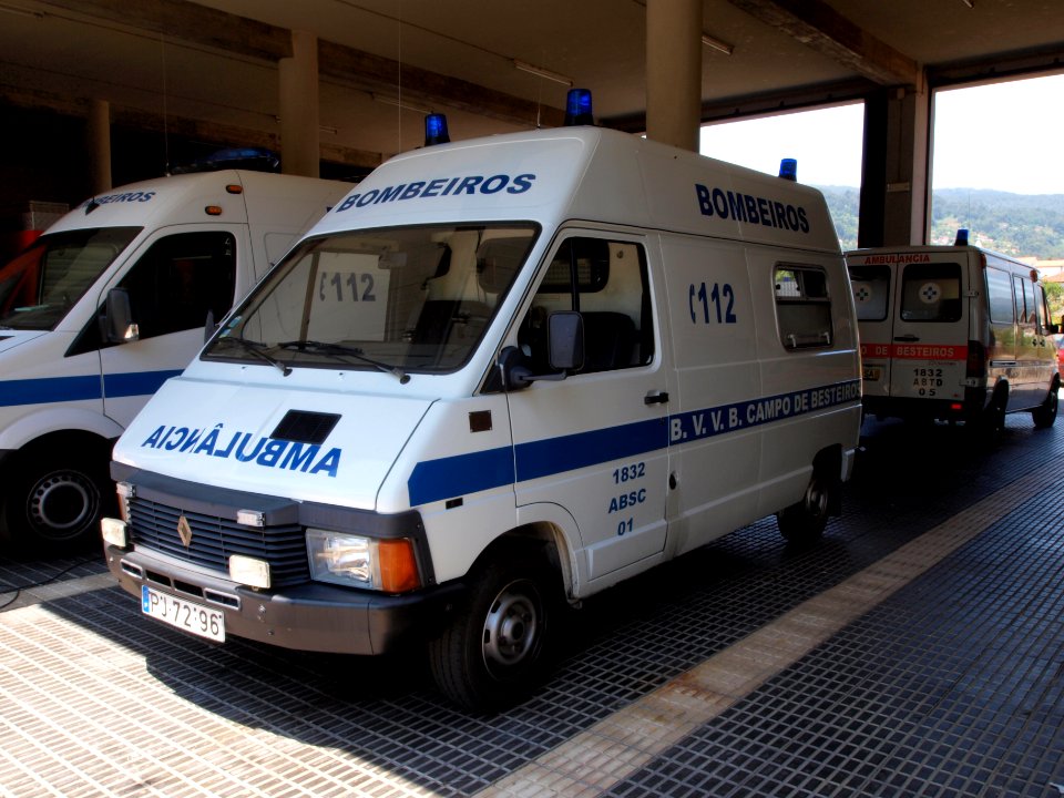 Renault ambulance, Bombeiros, Campo de Besteiros, Unit 1832 ABSC 01