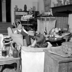 Remarque en zijn echtgenote, Paulette Goddard, bij de open haard in hun woonkame, Bestanddeelnr 254-4742