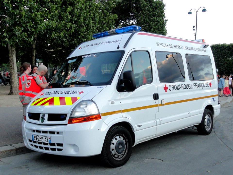 Renault 140 Croix Rouge at Paris