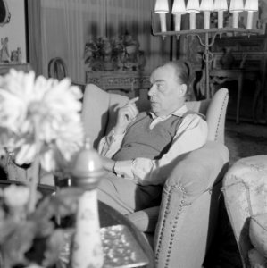 Remarque in gesprek, zittende in een armstoel in zijn woonkamer in de villa in P, Bestanddeelnr 254-4721