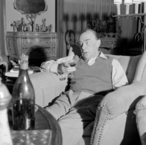 Remarque in gesprek, zittende in een armstoel in zijn woonkamer in de villa in P, Bestanddeelnr 254-4722