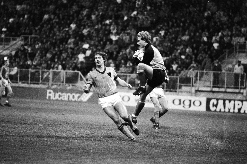 René van der Gijp in duel met keeper Thomas Ravelli, Bestanddeelnr 932-5725
